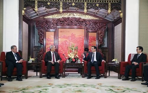 10月25日,国务院总理李克强在北京中南海紫光阁会见东盟十国经贸部长访华团。 新华社记者 丁林 摄