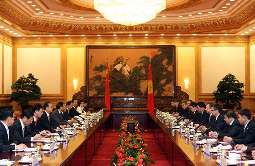 10月15日,国务院总理温家宝在北京人民大会堂同吉尔吉斯斯坦总理丘季诺夫举行会谈。 新华社记者 刘卫兵 摄