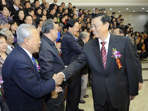 12月8日,我国推行全面质量管理暨中国质量协会成立30周年纪念大会在北京召开。中共中央政治局委员、国务院副总理张德江会前会见与会代表并讲话。新华社记者 张铎 摄