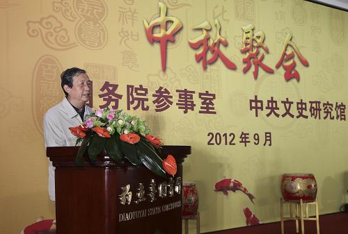 9月24日,国务院参事、中央文史研究馆馆员中秋招待会在京举行。国务委员兼国务院秘书长马凯与参事、馆员们欢聚一堂,喜迎中秋佳节。这是马凯在中秋招待会上致辞。新华社记者 庞兴雷 摄