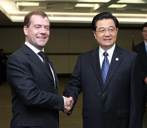 4月15日,中国国家主席胡锦涛在巴西利亚会见俄罗斯总统梅德韦杰夫。新华社记者 鞠鹏 摄