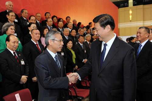 1月10日,国家副主席习近平在澳门东亚运动会体育馆礼堂亲切会见澳门社会各界代表人士。这是习近平和澳门特区终审法院院长岑浩辉握手。 新华社记者 马占成摄