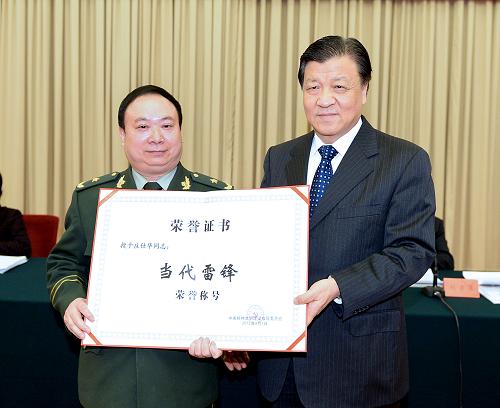 3月1日,中央精神文明建设指导委员会在北京召开纪念毛泽东等老一辈革命家为雷锋同志题词五十周年座谈会。中共中央政治局常委、中央文明委主任刘云山出席会议并讲话。这是在座谈会上,刘云山为获得“当代雷锋”荣誉称号的庄仕华同志颁发荣誉证书。新华社记者 李涛 摄