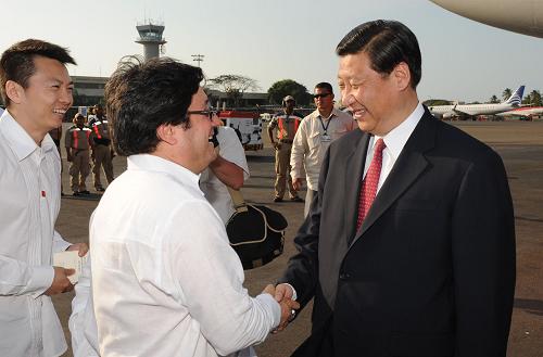 2月14日,应哥伦比亚政府邀请,中国国家副主席习近平抵达卡塔赫纳,开始对哥伦比亚进行正式访问。这是哥伦比亚副总统桑托斯等到机场迎接习近平。新华社记者 黄敬文 摄