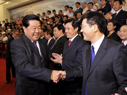 9月3日,中国绿化基金会第六届理事会成立大会在北京举行。中共中央政治局常委、全国政协主席、中国绿化基金会名誉主席贾庆林会见与会人员并讲话。 新华社记者黄敬文摄