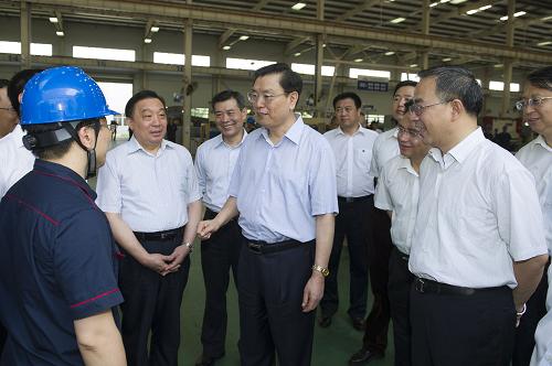5月30日至6月1日,中共中央政治局常委、全国人大常委会委员长张德江先后到广东珠海、广州、深圳等地,就加强立法工作进行调研。 这是5月31日,张德江在广州广日集团电梯生产车间同工人亲切交流。 新华社记者黄敬文摄