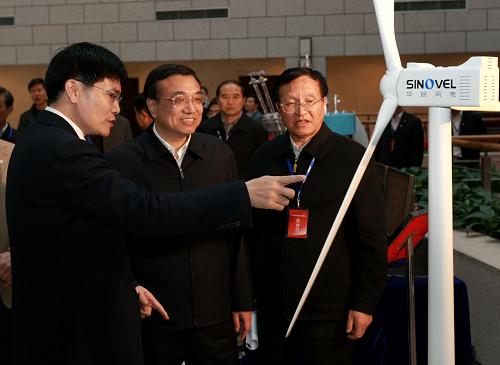 1月6日,中共中央政治局常委、国务院副总理李克强来到中国船舶重工集团,考察能源技术装备和管理服务情况,并出席现场会。这是李克强参观能源重大技术和装备发展成果展览。新华社记者庞兴雷摄