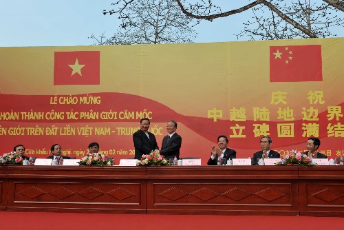 2月23日,国务委员戴秉国(右)和越南副总理兼外长范家谦在仪式上握手。新华社记者 周华 摄