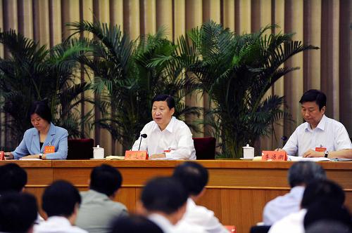 8月28日,深入学习实践科学发展观活动第二批总结暨第三批动员会议在北京召开。中共中央政治局常委、中央书记处书记、中央深入学习实践科学发展观活动领导小组组长习近平出席会议并作讲话。新华社记者 李涛 摄