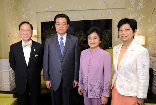 11月14日,国家主席胡锦涛和夫人刘永清在新加坡会见前来出席亚太经合组织第十七次领导人非正式会议的香港特别行政区行政长官曾荫权和夫人曾鲍笑薇。新华社记者 黄敬文 摄