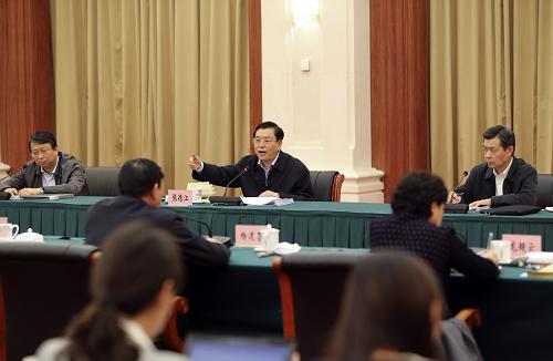 11月22日至25日,中共中央政治局常委、全国人大常委会委员长张德江在云南就县级人大工作进行调研,并主持召开部分省、自治区、直辖市县级人大工作座谈会。这是11月25日,张德江在昆明市主持召开部分省、自治区、直辖市县级人大工作座谈会。新华社记者 丁林 摄
