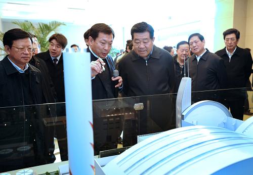 2月16日至18日,中共中央政治局常委、全国政协主席贾庆林在北京调研。这是2月17日,贾庆林在朝阳循环经济产业园仔细了解北京加强生态环境治理、发展循环经济的措施和成效。新华社记者 马占成 摄