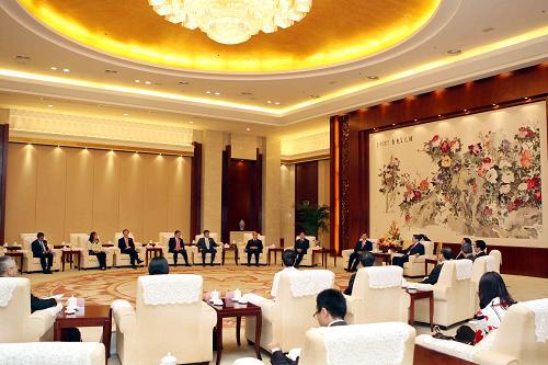 10月19日,全国政协主席贾庆林在南宁会见出席第七届中国-东盟博览会的柬埔寨、缅甸、马来西亚、菲律宾、泰国、新加坡、文莱代表团团长和东盟秘书处代表。新华社记者 刘卫兵 摄