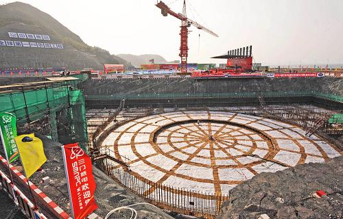 这是浙江三门核电一期工程开工仪式准备就绪(4月18日摄)。4月19日,我国首个第三代核电自主化依托项目——浙江三门核电一期工程开工仪式举行。据悉,作为迄今为止中美能源合作建设的最大项目,三门核电工程采用美国西屋公司开发的全球最先进的第三代先进压水堆核电(AP1000)技术,工程分三期建设,一期工程总投资400多亿元,将建设2台125万千瓦级核电机组,首台机组计划于2013年建成。新华社记者 谭进 摄