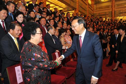 9月22日,中国海外交流协会第五次会员大会在北京举行。这是国务委员杨洁篪在会前会见全体与会代表。新华社记者 陈晔华 摄
