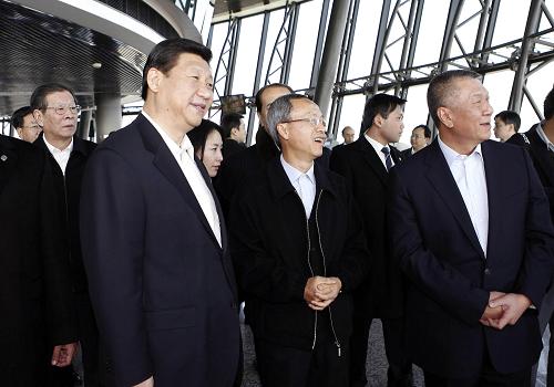 1月10日,正在澳门考察访问的国家副主席习近平登上澳门最高建筑物——旅游塔考察。 新华社记者刘莲芬摄