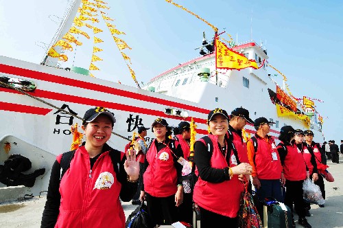 2月13日,台湾嘉义市天后宫牵头组织的26座妈祖宫庙400多名信众,搭乘“合富轮”从嘉义布袋港抵达福建湄洲岛。这是台湾妈祖信众首次乘坐客轮从本岛直航湄洲岛进香。中共中央台办、国务院台办在开展深入学习实践科学发展观活动中,用科学发展观指导新形势下的对台工作,推动两岸关系取得一系列重要成果和突破性进展,开始步入和平发展轨道。新华社记者 魏培全 摄