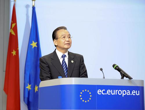 温家宝与欧盟委员会主席巴罗佐共同出席中欧文化高峰论坛开幕式并致辞 10月6日,中国国务院总理温家宝与欧盟委员会主席巴罗佐在布鲁塞尔共同出席中欧文化高峰论坛开幕式并致辞。这是温家宝在致辞。 新华社记者 谢环驰 摄