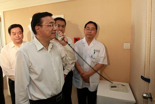 这是李克强在成都市传染病医院观看传染病患者收治流程。 新华社记者 庞兴雷 摄