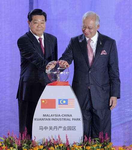 2月5日,中国全国政协主席贾庆林在马来西亚关丹与马来西亚总理纳吉布共同出席马中关丹产业园启动仪式。 新华社记者 张铎 摄