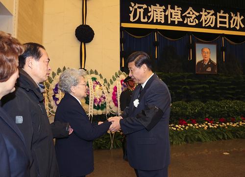 1月21日,杨白冰同志遗体在北京八宝山革命公墓火化。胡锦涛、习近平等前往八宝山送别。这是习近平与杨白冰亲属握手,表示深切慰问。新华社记者 王建民 摄