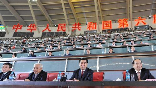 10月26日晚,中共中央政治局委员、国务院副总理回良玉(右二)出席第六届全国农民运动会开幕式。当晚,第六届全国农民运动会在福建省泉州市海峡体育中心体育场举行开幕式。新华社记者 张国俊 摄