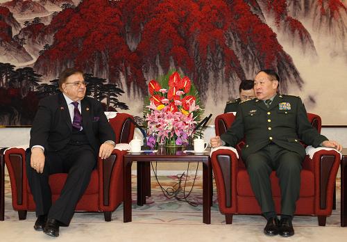 3月25日,国务委员兼国防部长梁光烈在北京八一大楼会见随同阿富汗总统卡尔扎伊来访的阿富汗国防部长阿卜杜勒·瓦尔达克。 新华社记者 丁林 摄