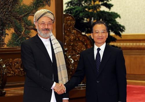 温家宝会见阿富汗第二副总统 10月15日,中国国务院总理温家宝在北京人民大会堂会见上海合作组织东道国客人阿富汗第二副总统哈利利。 新华社记者 李涛 摄