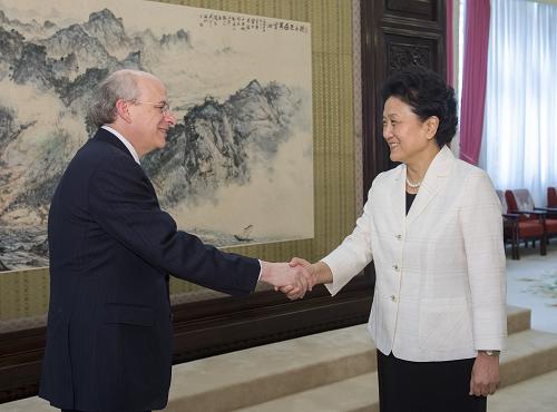 10月10日,中国国务院副总理刘延东在北京中南海紫光阁会见美国莱斯大学校长李达伟一行。 新华社记者 李学仁 摄