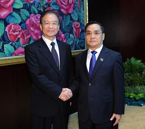 11月5日,中国国务院总理温家宝在万象与老挝总理通辛举行会谈。新华社记者 李涛 摄
