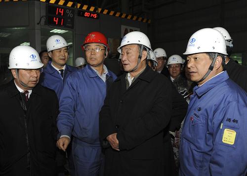 11月9日至14日,中共中央政治局常委、全国人大常委会委员长吴邦国在甘肃调研。这是11月11日,吴邦国在位于嘉峪关市的酒泉钢铁集团公司调研。新华社记者 李学仁 摄