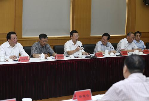 9月3日,中共中央政治局常委、国务院副总理张高丽在北京市调研大气污染防治工作。这是张高丽考察后主持召开座谈会,听取加强大气污染防治的意见和建议。新华社记者 庞兴雷 摄