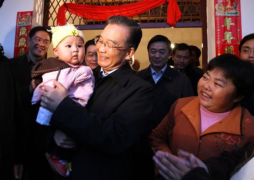 11月15日至16日,中共中央政治局常委、国务院总理温家宝来到四川绵阳地震灾区,深入乡村农户、企业学校,看望慰问灾区群众,实地考察灾后恢复重建工作。这是11月15日,温家宝来到绵阳市游仙区岳家村察看灾后重建的新房,看望村民。新华社记者姚大伟摄