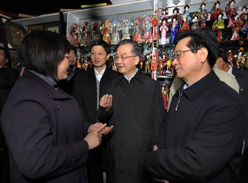 11月21日,温家宝总理在浙江义乌国际商贸城考察时向商户了解市场变化情况。新华社记者 马占成 摄