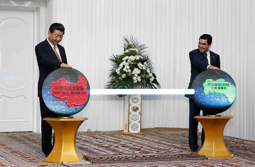 9月4日,国家主席习近平同土库曼斯坦总统别尔德穆哈梅多夫共同出席中国石油天然气集团公司承建的土库曼斯坦“复兴”气田一期工程竣工投产仪式。这是习近平同别尔德穆哈梅多夫出席“复兴”气田第一天然气处理厂投产仪式。新华社记者 鞠鹏 摄