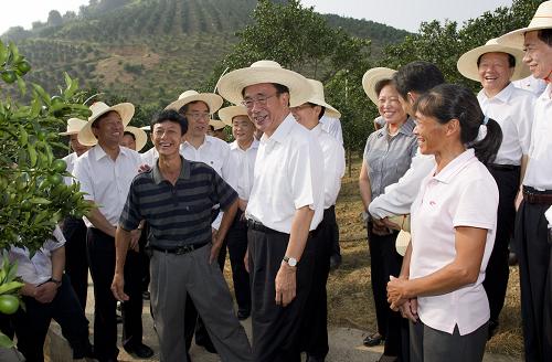 9月16日至19日,中共中央政治局常委、中央纪委书记贺国强先后到广西柳州、桂林、南宁等地调研。这是9月18日,贺国强在阳朔县白沙镇冬瓜桥村金橘园考察时与果农亲切交谈。 新华社记者黄敬文摄