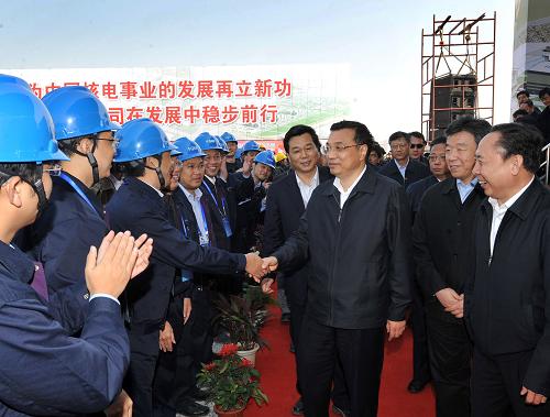 11月21日,中共中央政治局常委、国务院副总理李克强出席福建福清核电工程开工仪式并宣布开工。这是李克强与参加核电站施工、设计和监理等单位的代表握手。新华社记者刘建生摄