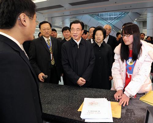 12月26日至28日,中共中央政治局常委、中央纪委书记贺国强先后到福建厦门、福州和平潭综合实验区等地调研。这是12月28日,贺国强在福州市行政服务中心向工作人员了解行政服务情况。新华社记者 李涛 摄