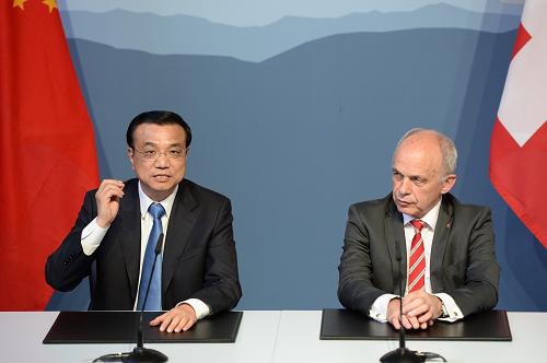 5月24日,国务院总理李克强在伯尔尼同瑞士联邦主席毛雷尔举行会谈后共同会见记者。新华社记者 马占成 摄