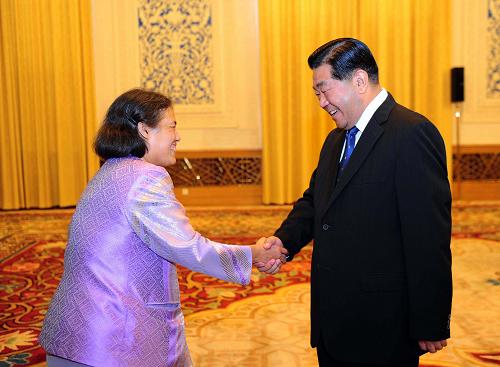 4月4日,全国政协主席贾庆林在北京人民大会堂会见来访的泰国公主诗琳通。新华社记者 张铎 摄