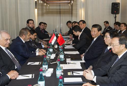 3月27日,国家主席习近平在南非德班会见埃及总统穆尔西。新华社记者 黄敬文 摄