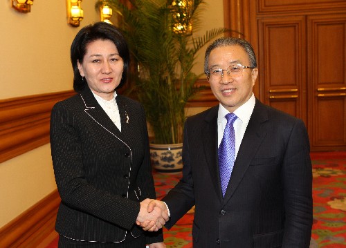 3月24日,中国国务委员戴秉国在北京中南海会见蒙古国外长桑加苏伦·奥云。 新华社记者 庞兴雷 摄