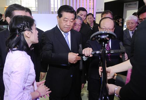 11月22日,全国政协主席贾庆林在北京全国农业展览馆新馆参观2012年北京台湾名品博览会。新华社发(刘震 摄)