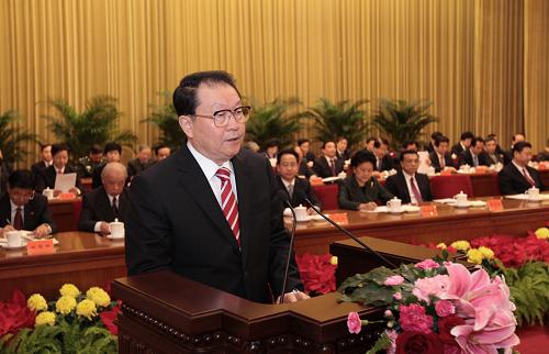 10月28日,中华全国新闻工作者协会第八届理事会第一次会议在北京开幕。中共中央政治局常委李长春代表党中央在开幕式上讲话。中共中央政治局常委、中央书记处书记、国家副主席习近平,中共中央政治局常委、国务院副总理李克强出席会议。这是李长春在开幕式上发表讲话。 新华社记者 庞兴雷 摄