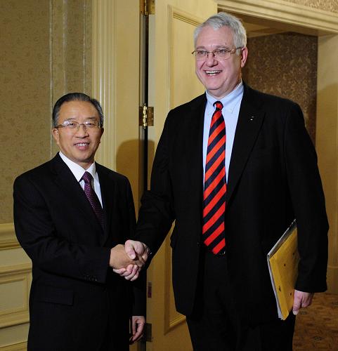 12月13日,在美国首都华盛顿,正在美国进行工作访问并举行中美战略对话的国务委员戴秉国(左)会见美国战略与国际问题研究中心总裁哈姆雷。新华社记者张岩摄
