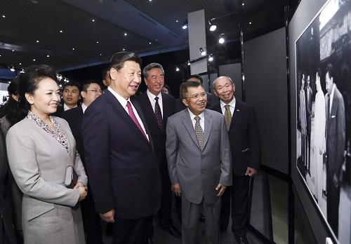 10月3日,国家主席习近平在雅加达参观“中印尼友好”图片展并同两国青年交流。这是习近平在参观图片展。新华社记者 兰红光 摄