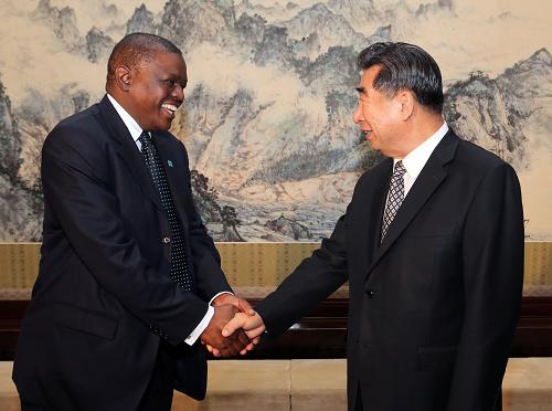 6月26日,中国国务院副总理回良玉在北京中南海紫光阁会见博茨瓦纳总统事务和公共管理部部长马西西一行。 新华社记者兰红光摄
