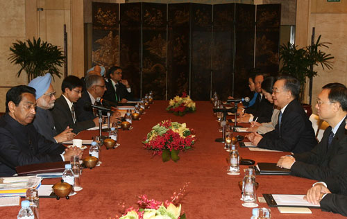 11月21日,中国国务院总理温家宝在新加坡会见印度总理辛格。 新华社记者 樊如钧摄