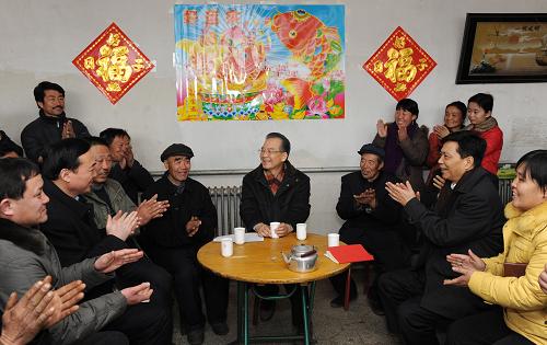 1月30日,中共中央政治局常委、国务院总理温家宝来到河北省承德市滦平县巴克什营镇偏桥村看望村民,并在村民苏洪喜家中召开座谈会,就《政府工作报告》起草和改进政府工作与农民们座谈,听取意见和建议。这是温家宝在村民苏洪喜家召开座谈会,与村民代表座谈。新华社记者 黄敬文 摄