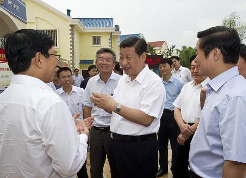 习近平在四川调研 8月19日至22日,中共中央政治局常委、中央书记处书记、国家副主席习近平在四川调研。这是习近平在双流县三星镇南新村听取统筹城乡发展情况介绍。 新华社记者 李学仁摄